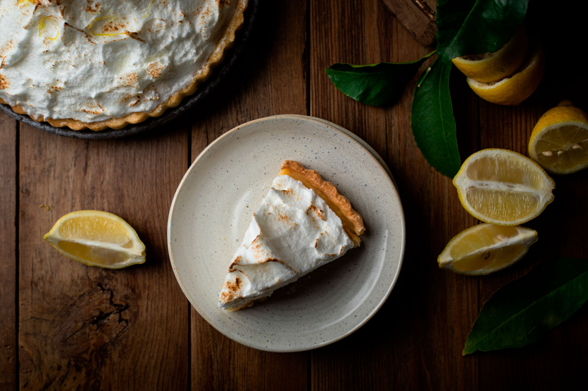 découvrez la tarte au citron meringuée de cyril lignac : une recette pas à pas et les astuces du chef pour une pâte croustillante et une meringue parfaite.