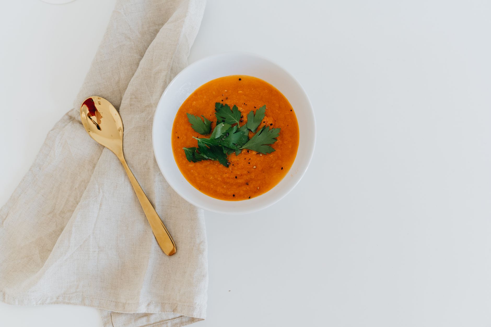 Carottes à la crème fondantes : une méthode simple qui respecte le légume — plat de carottes à la crème avec herbes
