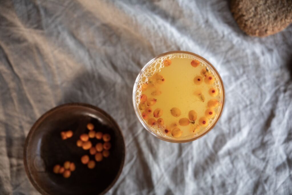 Jus d'argousier effets secondaires contre-indications, — bouteille de jus d'argousier avec baies