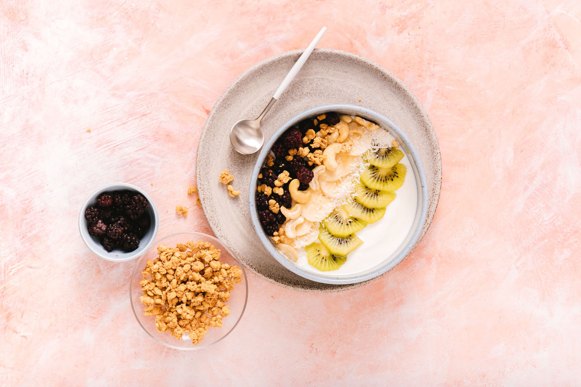 Skyr et fromage blanc : les différences qui comptent dans l’assiette — bol de skyr et yaourt avec fruits