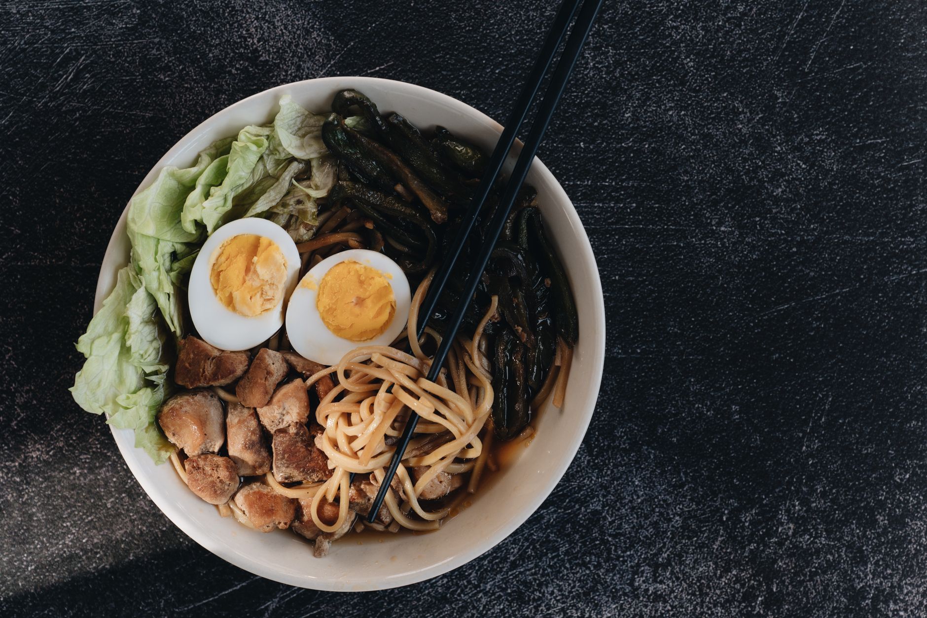 La base du ramen au poulet : bouillon, nouilles et garnitures — bol de ramen au poulet avec garnitures