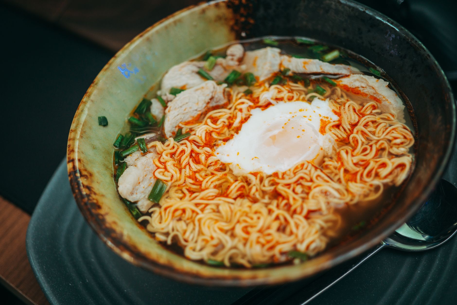 Ramen poulet idées de recettes — bol de ramen au poulet avec garnitures