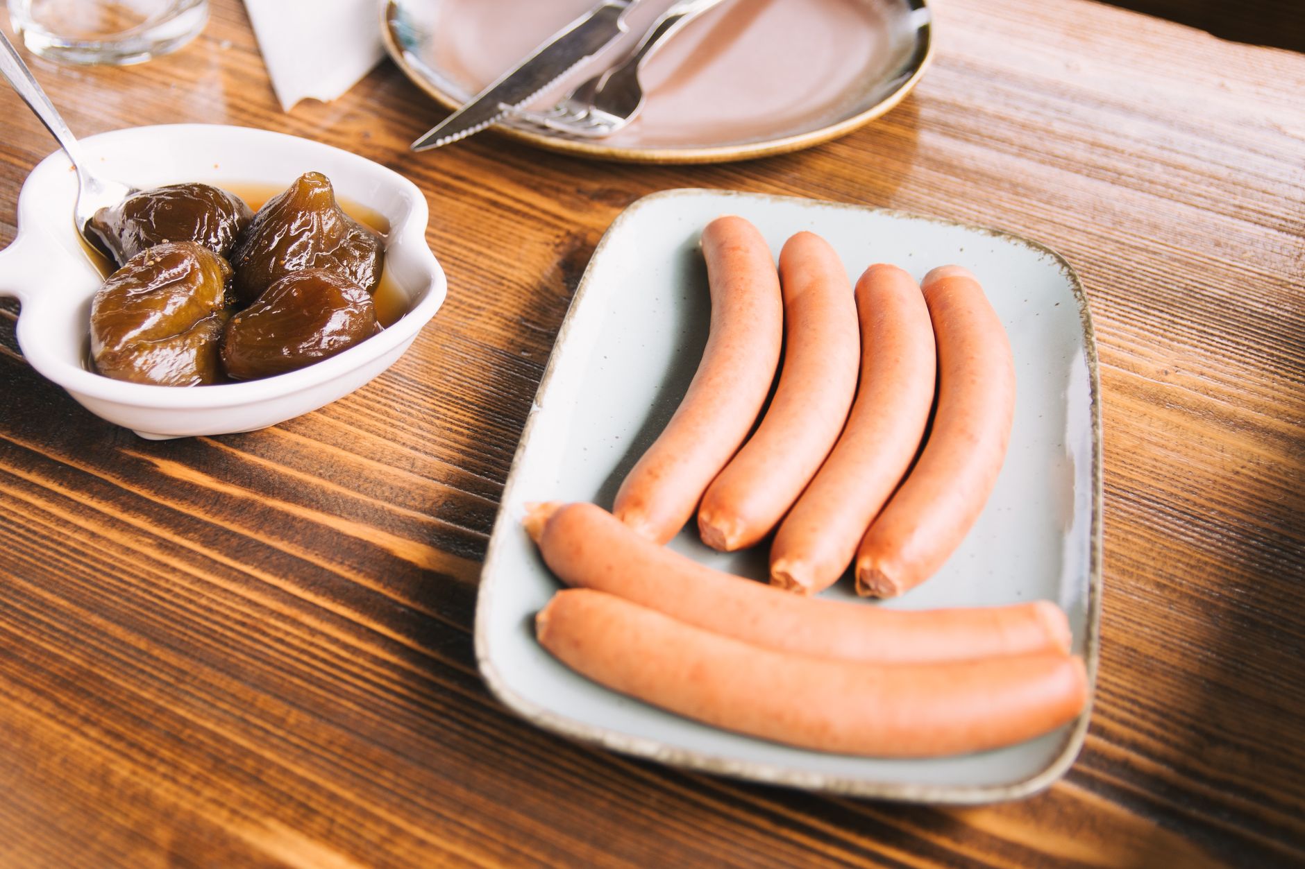 Reconnaître la saucisse de Francfort et comprendre sa cuisson — saucisses de Francfort cuites sur une assiette