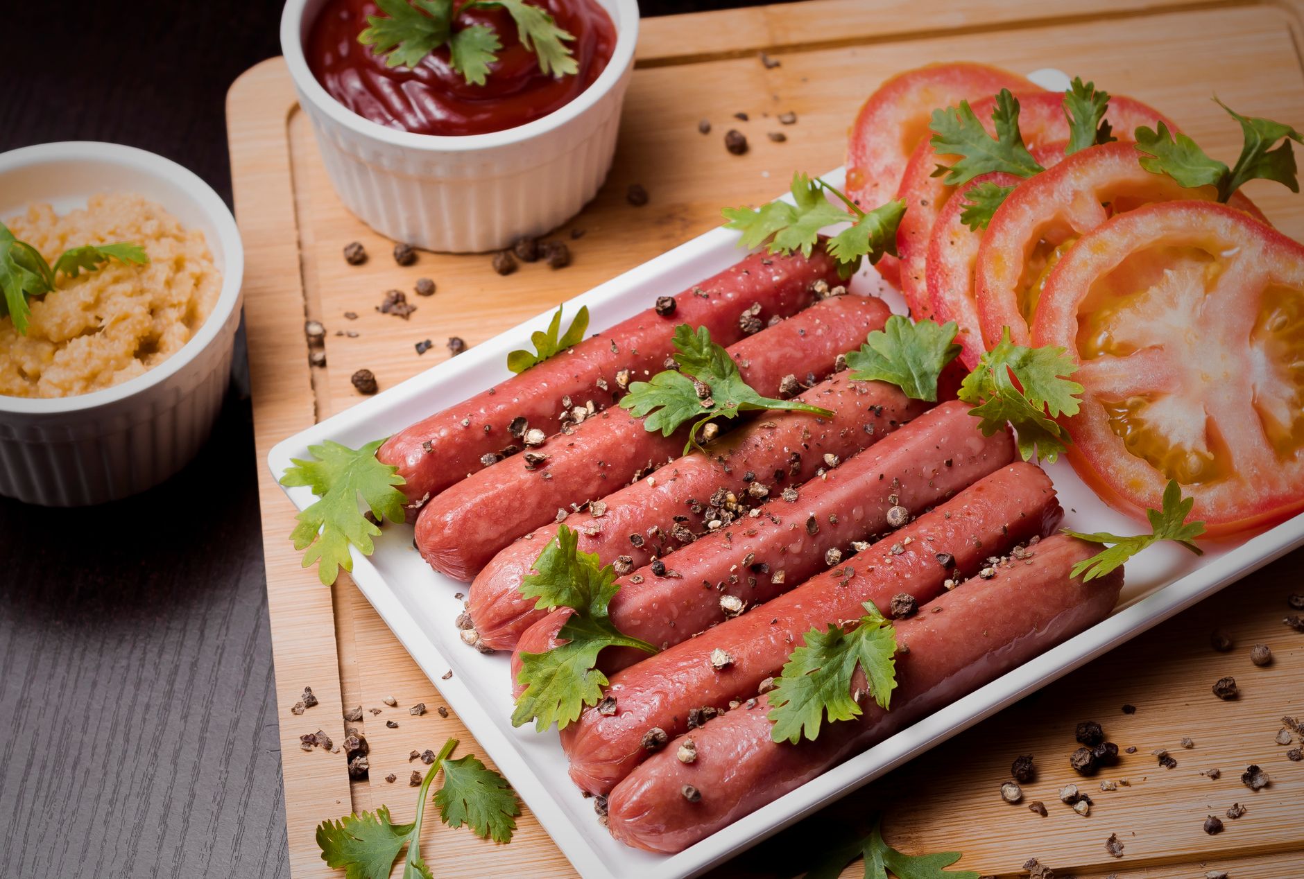 Saucisse de Francfort modes de — saucisses de Francfort cuites sur une assiette