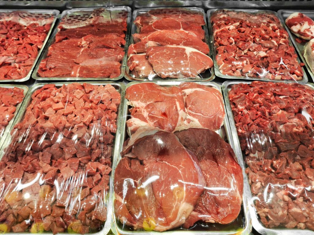 Viande sous vide périmée d’un — paquet de viande sous vide périmée