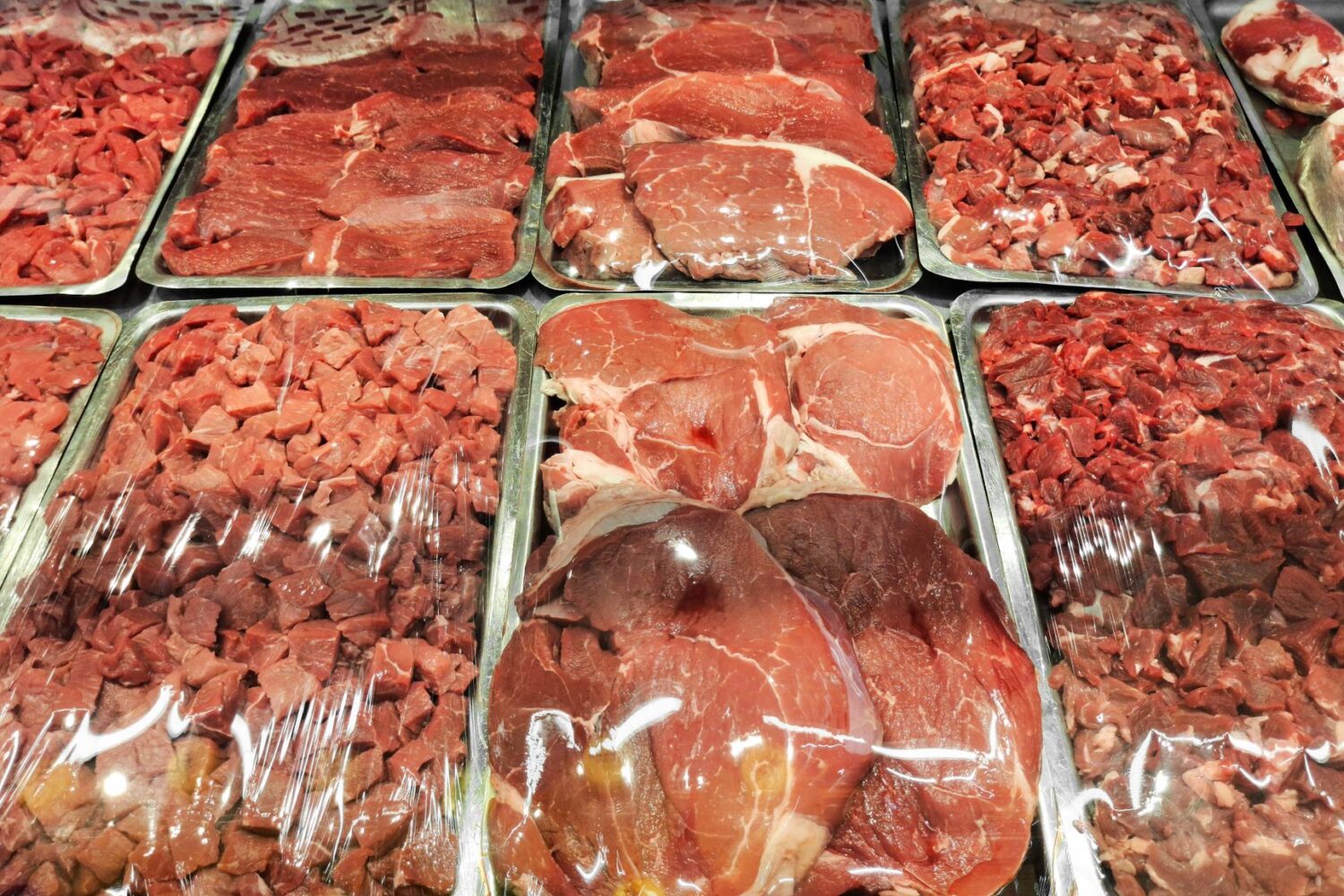 Viande sous vide périmée d’un jour : peut-on encore la consommer sans risque ?